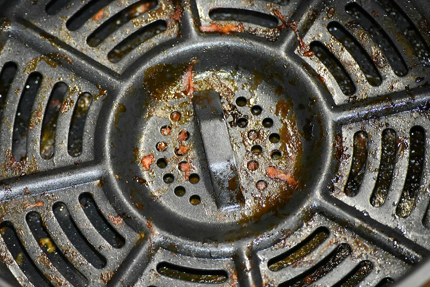 Rengøring af airfryer kurv Rengøring af airfryer med citron